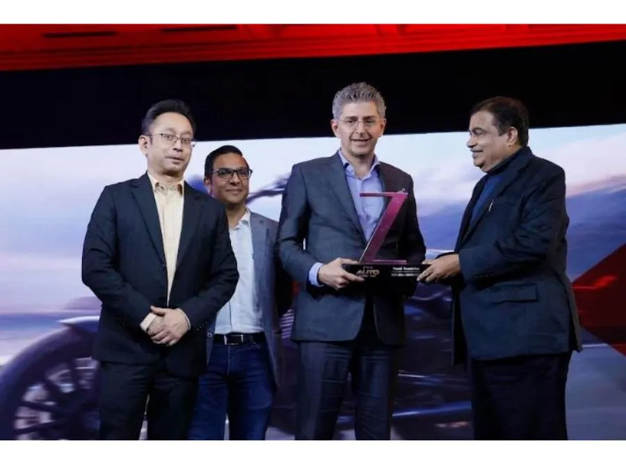 Yezdi Roadster, Classic Legends, 350cc motorcycle, Zee Media Auto Awards 2025, Alpha2 engine